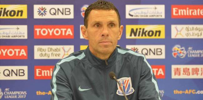 Gustavo Poyet, en una rueda de prensa con el ShanghÃ¡i Shenhua.