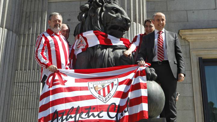  Los diputados vascos, Josu Erkoreka (d), Pedro María Azpiazu Uriarte (i), Aitor Esteban (2d) y el senador Joseba Zubia, colocan una bandera del Athletic en uno de los leones del Congreso con motivo de un partido de Copa en 2012.
