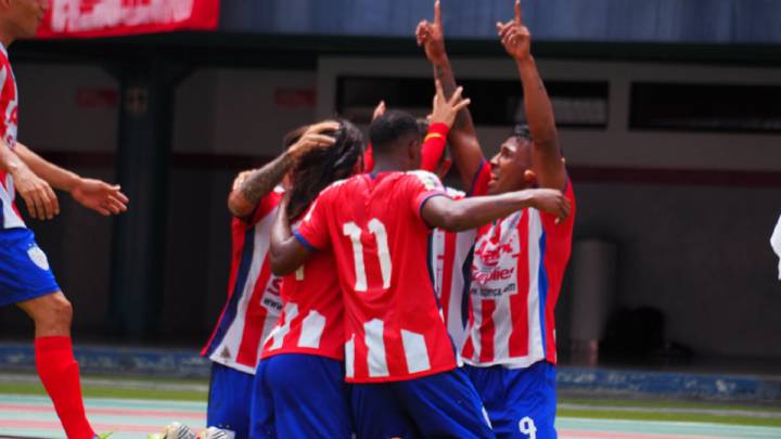 Estudiantes de Mérida celebra uno de los goles anotados ante Zulia en el Torneo Clausura.