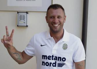 Cassano joins Verona, retires eight days later, then un-retires