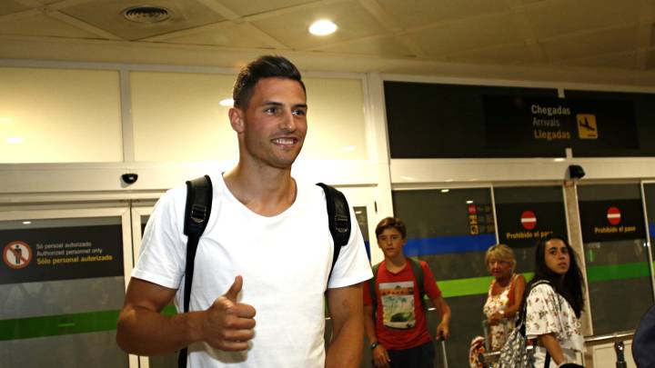 Llegada al aeropuerto de Alvedro de Fabian Schär, nuevo jugador del Deportivo.