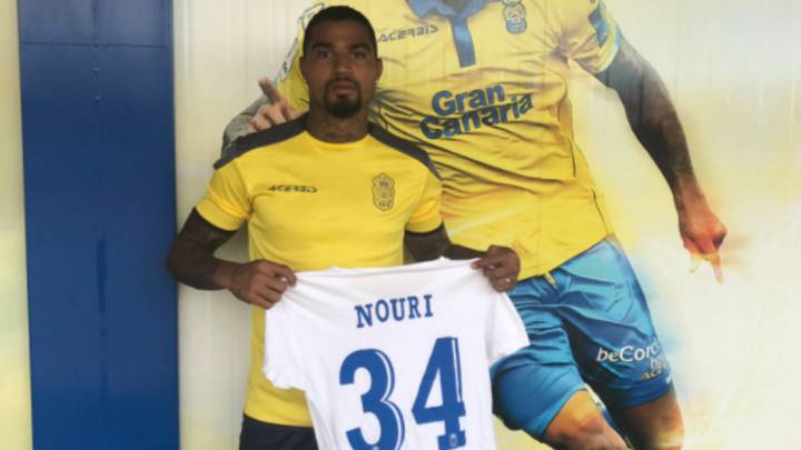 Boateng posando con la camiseta de Nouri.