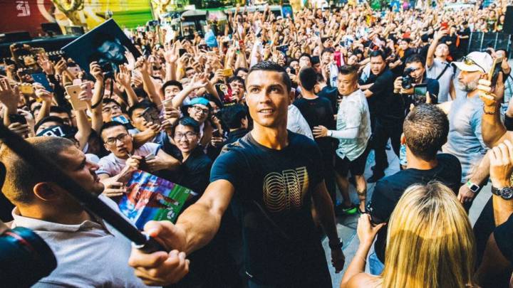 Cristiano se encuentra con cientos de aficionados en Shanghái.