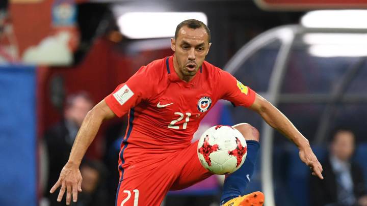 Marcelo Díaz controla el balón durante la final de la Copa Confederaciones entre Chile y Alemania.