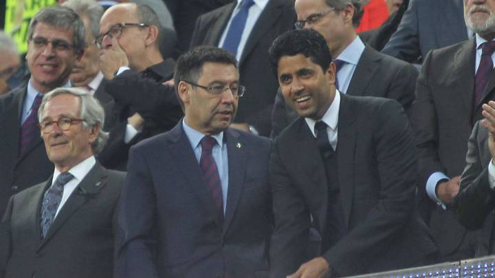 Josep María Bartomeu, presidente del Barcelona, y Nasser Al-Khelaïfi, presidente del PSG, antes de un partido de Champions League en el Camp Nou.