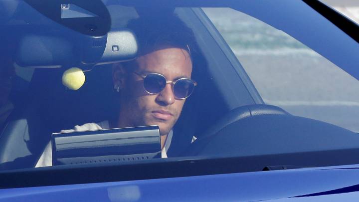 Neymar Jr. entra en su coche a la Ciutat Esportiva del FC Barcelona.