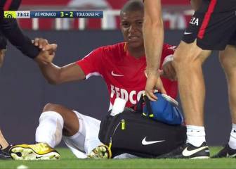 Mbappé retires in victory over Toulouse with right knee injury