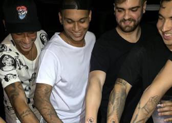 Neymar y los 'toiss' celebran el traspaso haciéndose un tatuaje