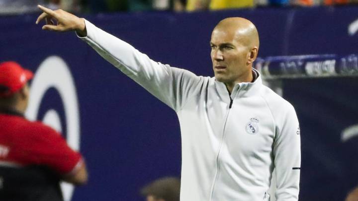 Zinedine Zidane, entrenador del Real Madrid dirige a su equipo contra el MLS All Stars hoy, miércoles 2 de agosto de 2017, en el Juego de las Estrellas de la Major League Soccer entre MLS All-Stars y Real Madrid, que se disputa en el Soldier Field, en Chicago, Illinois (Estados Unidos).