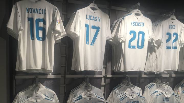Dorsales en la tienda oficial del Santiago Bernabéu.