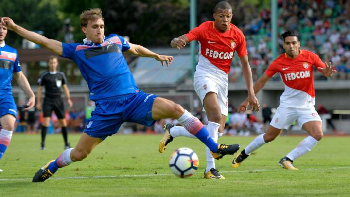 Marc Muniesa trata de defender a Kylian Mbappé y Radamel Falcao durante un amistoso entre el Mónaco y el Stoke City.