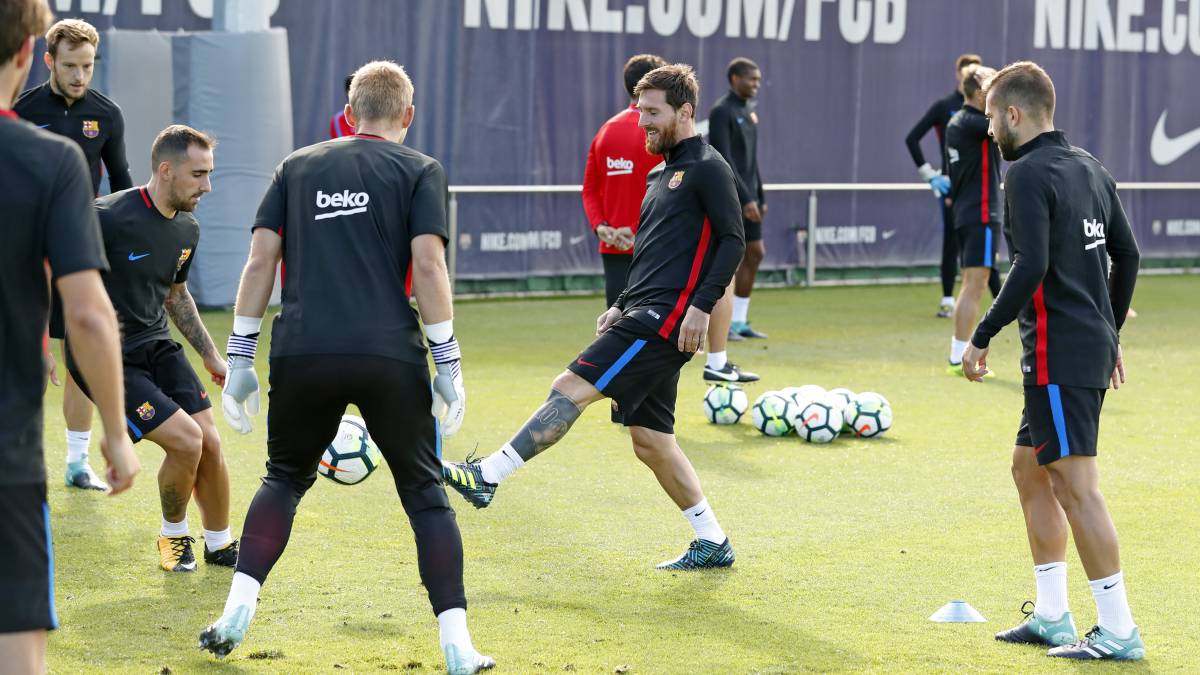 Messi, en un rondo ante Cillessen, Alcácer e Ivan Rakitic, en el entrenamiento de ayer.