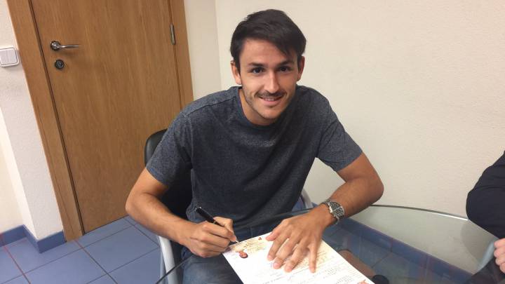 Unai Elgezabal firma su contrato con el Numancia.