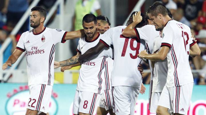 Los jugadores del Milán celebran un gol