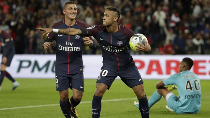 Neymar celebra un gol