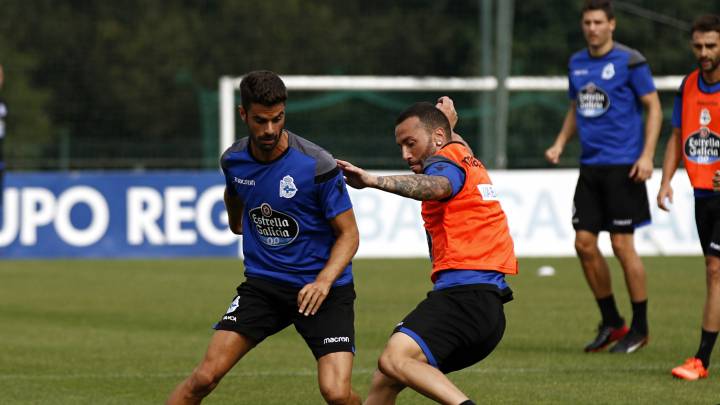Juan Domínguez y Guilherme pugnan por un balón en un entrenamiento del Deportivo