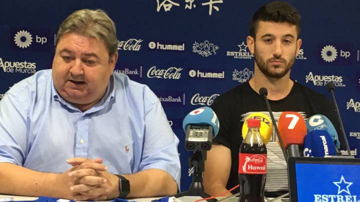 Nando, junto al Director Deportivo del Lorca FC.