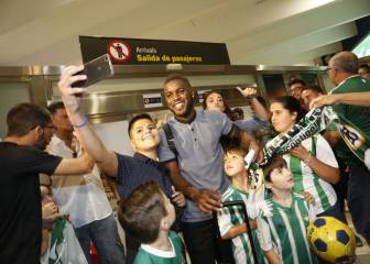 Campbell llega a Sevilla para cerrar su fichaje por el Betis