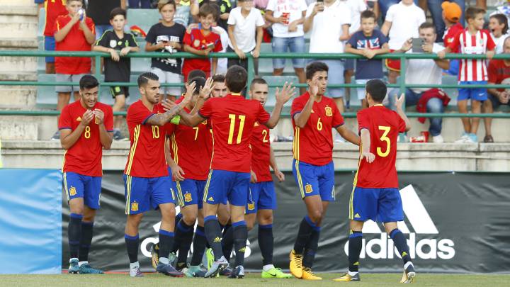 Los jugadores de España celebran un gol