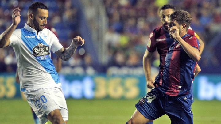 Guilherme disputa un balón con Campaña en el encuentro entre el Deportivo y el Levante