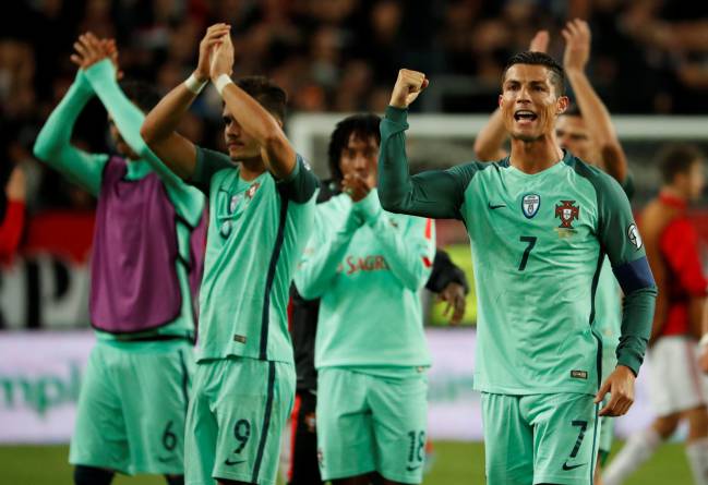 Los jugadores de Portugal celebran la victoria de ayer domingo en Hungría.