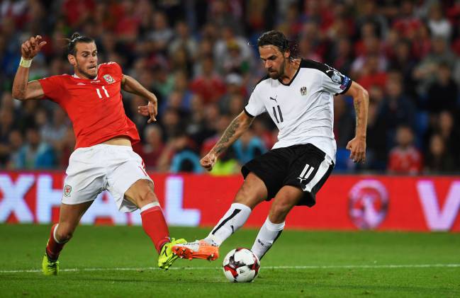 Gareth Bale disputa un balón con Martin Harnik en el Gales-Austria del pasado sábado.