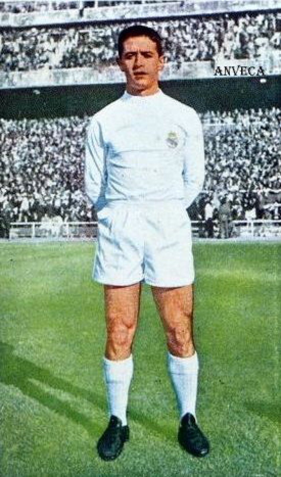 El madrileño estuvo entre 1959 y 1963 en el Real Madrid. En 1963 fichó por el Levante y jugó allí hasta 1965.