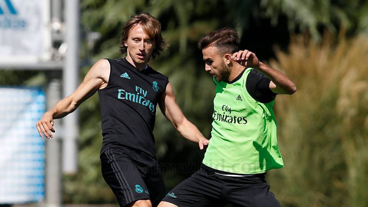 Modric pugna con Mayoral por un balón en el entrenamiento de ayer.