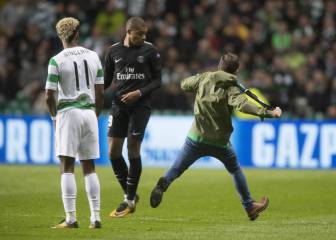 Un hincha del Celtic intenta agredir a Mbappé en el partido