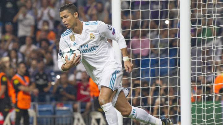 Cristiano Ronaldo recogió el balón de la red tras marcar el segundo del Real Madrid.