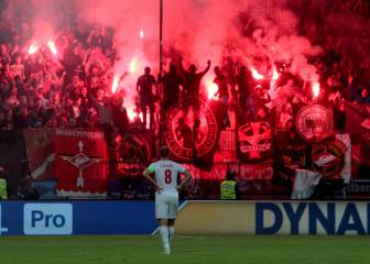 Los ultras del Spartak lanzaron una bengala contra Aytekin