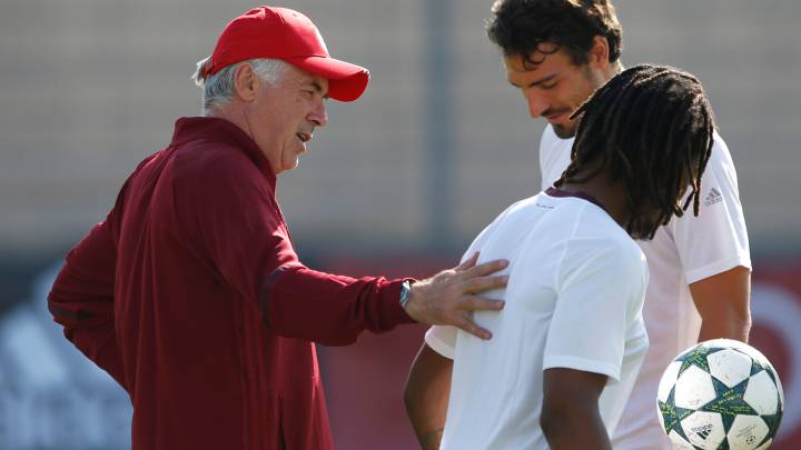 Ancelotti da instrucciones a Renato en un entrenamiento de hace un año.