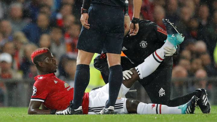 El centrocampista francés del Manchester United, Paul Pogba, siendo atendido.