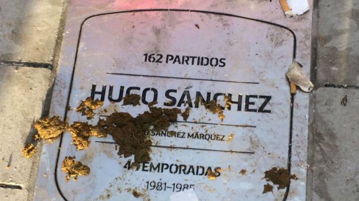 Enraged Atleti fans threaten to remove Hugo Sánchez plaque