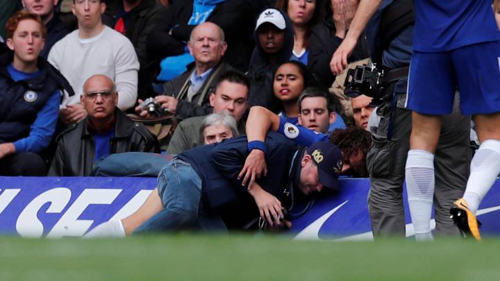 El defensa brasileño del Chelsea, David Luiz, se rompió la muñeca contra la valla publicitaria.
