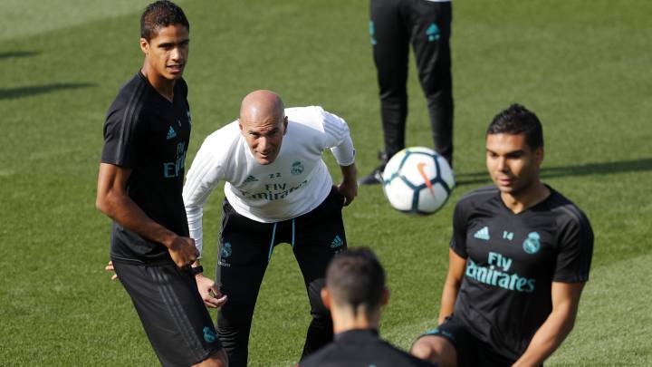 Zidane observa el entrenamiento del Real Madrid.