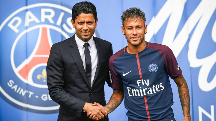 El delantero del PSG, Neymar, posando con el dueño, el jeque Nasser Al-Khelaifi.