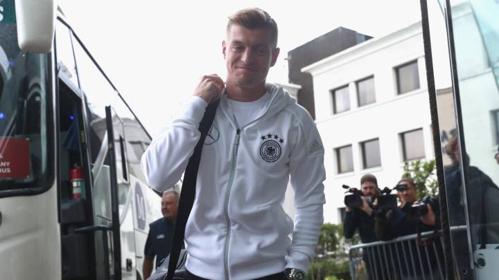 Kroos, a su llegada al hotel de la selección alemana en Belfast