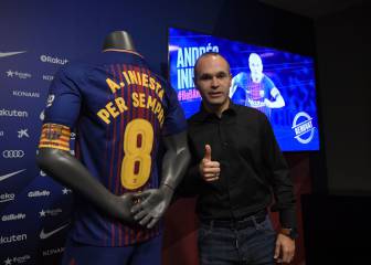 El acto de renovación de por vida de Iniesta con el Barça