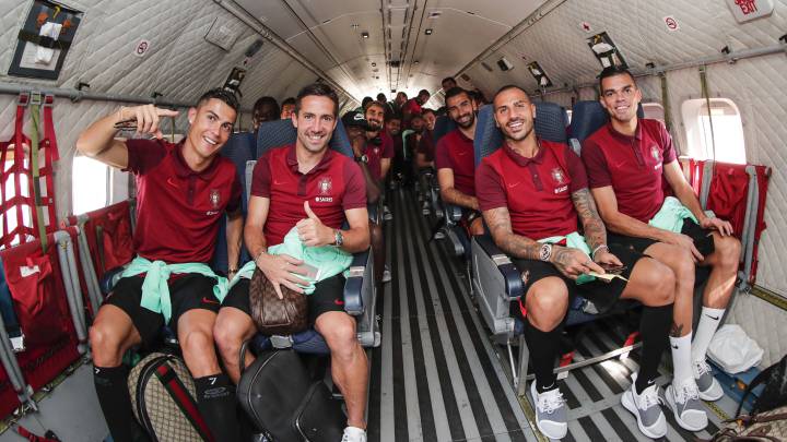 Cristiano, capitán portugués, ocupó la primera fila del avión militar, junto a Moutinho, Quaresma y Pepe.
