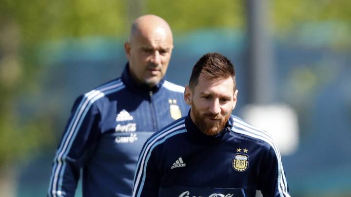 Messi controla un balón ante la mirada de Sampaoli. 