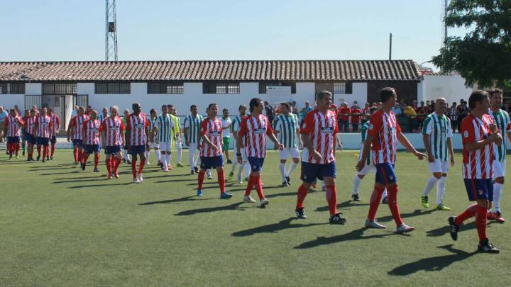 Al mediodía, empezó el partido entre los veteranos del Córdoba y del Atlético.