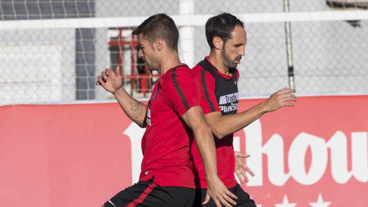 Juanfran, junto a Gabi, en un entrenamiento del Atlético.