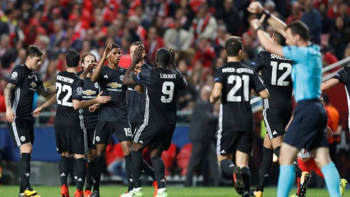 El árbitro Feliz Zwayer apunta hacia el ojo del halcón y valida el gol de Marcus Rashford, el del la victoria del United ante el Benfica.
