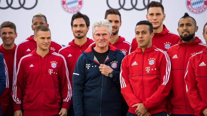 Jupp Heynckes rodeado de la plantilla del Bayern de Múnich en un acto promocional. 