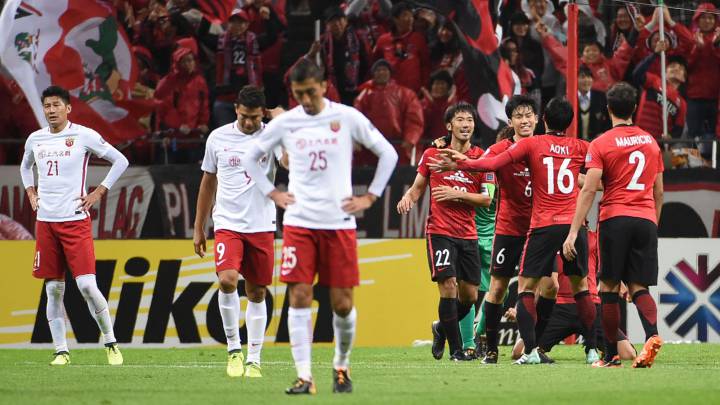 Los jugadores del Urawa Reds celebran el pase a la final de la Champions asiática ante los cabizbajos jugadores del Shanghai SIPG.