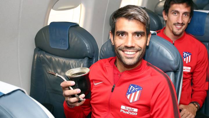 Augusto, en el avión donde el Atlético viajó a Vigo. Podría redebutar ante el Celta.