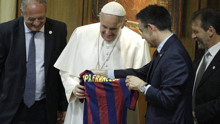 El Barcelona entrega al Papa una camiseta de Messi
