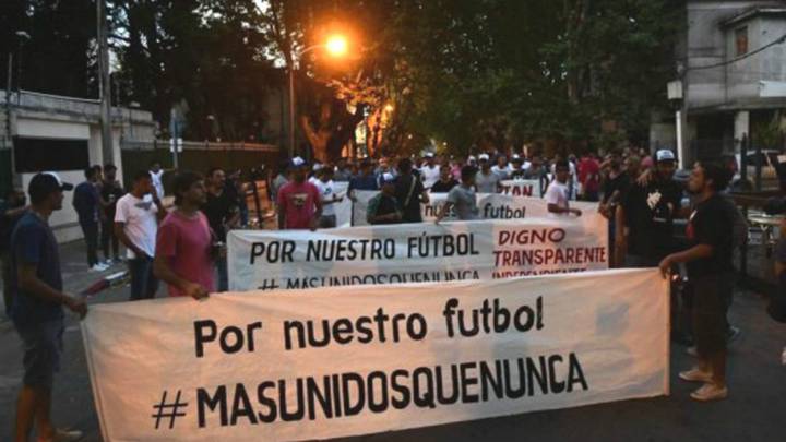 Futbolistas uruguayos levantan huelga y retomarán el Clausura