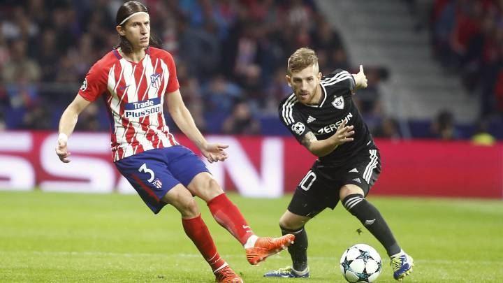Filipe Luis golpea un balón ante Paulo Henrique durante el encuentro de Champions League entre Atlético de Madrid y Qarabag.